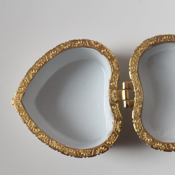 Heart-Shaped Gold & Green Design Porcelain Jewelry Box with  Romantic Scene - Picture 10 of 16